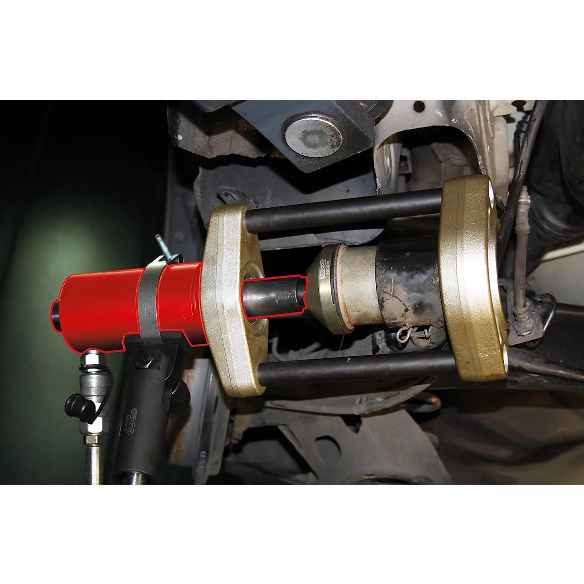 Werkzeug zur Montage. Roter Zylinder an einem Getriebeteil befestigt.